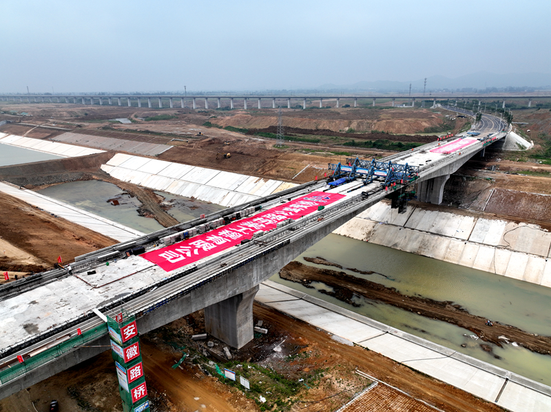 马院桥项目上跨引江济淮主航道桥顺利合龙2