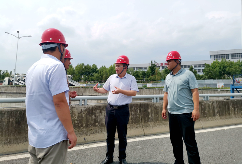 公司党委会书记、董事长钱申春到宿松路6标项目调研指导工作1