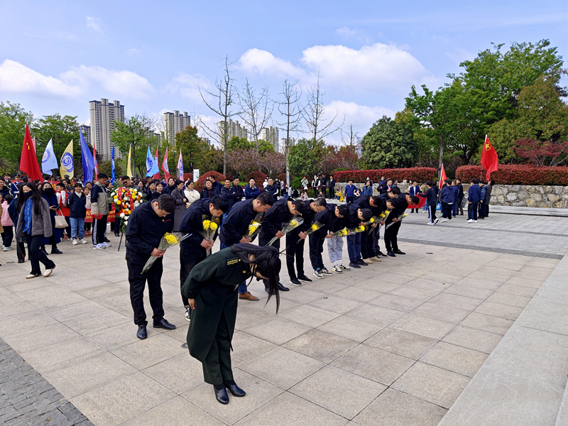 道路合周高速04标党支部联合阜南项目到阜阳市和平公园革命烈士纪念馆开展“祭先烈 学党史 悟思想 建新功”活动